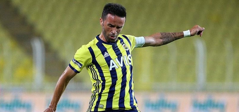 Gökhan Gönül direğe takıldı
