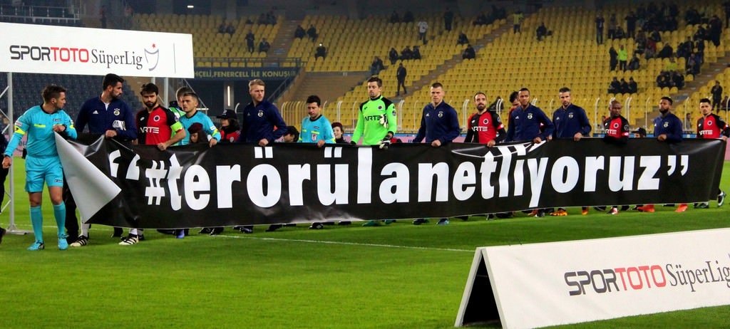 Seremoniye polislerle beraber çıktılar