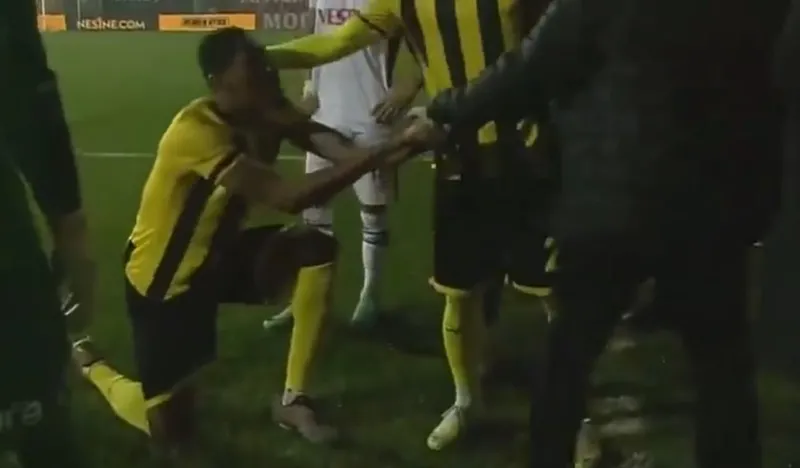 İstanbulspor Başkanı takımı sahadan çekmişti! Simon Deli başkanın ayağına böyle kapandı - 2