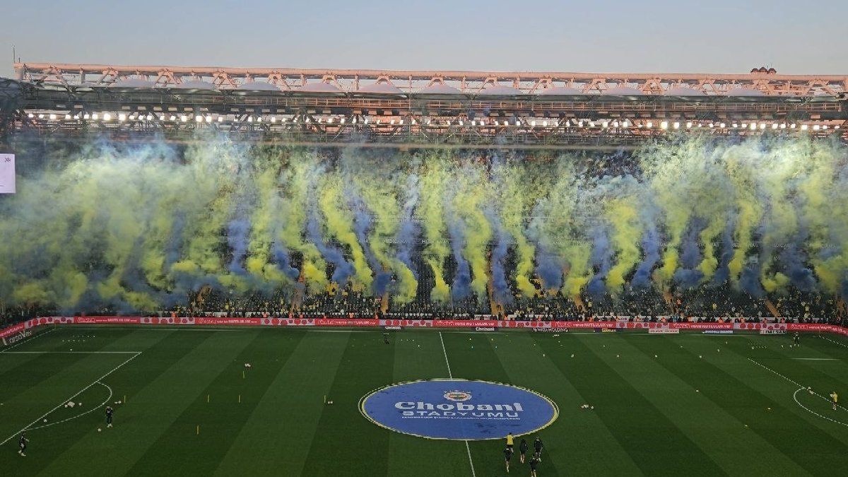 Beşiktaş maçı öncesi Fenerbahçe'ye Kadıköy'de coşkulu karşılama! İşte o görüntüler