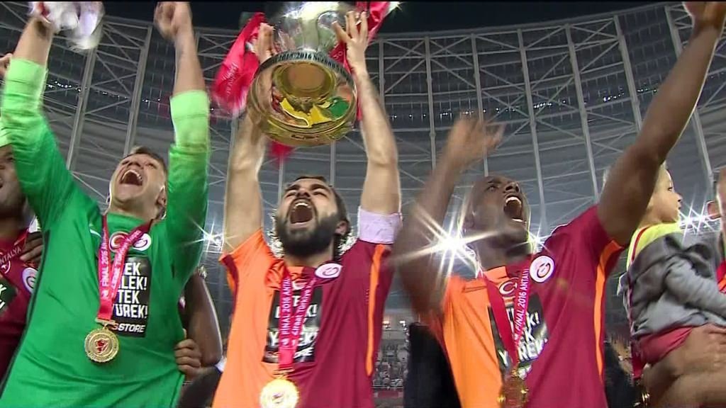 Aslan kupasını kaldırdı!