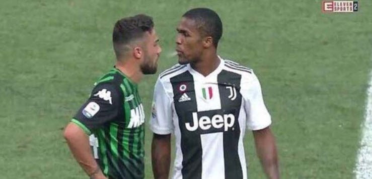 Douglas Costa çıldırdı! Dirsek, kafa, tükürük...