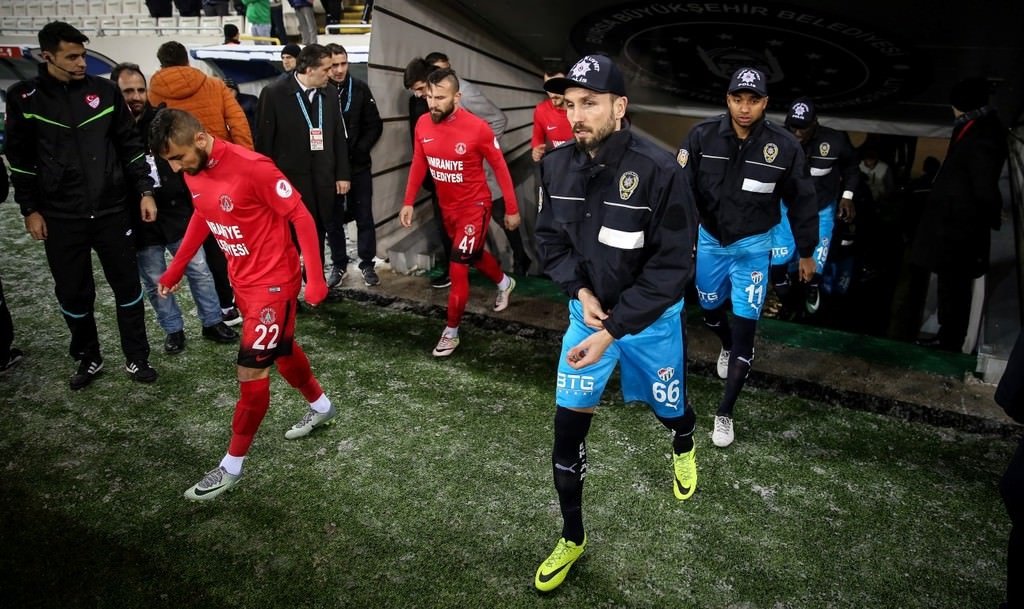 Bursaspor sahaya çevik kuvvet montlarıyla çıktı