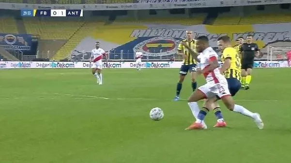 Fenerbahçe-Antalyaspor maçında penaltı beklentisi! Hakem 'devam' dedi - 1