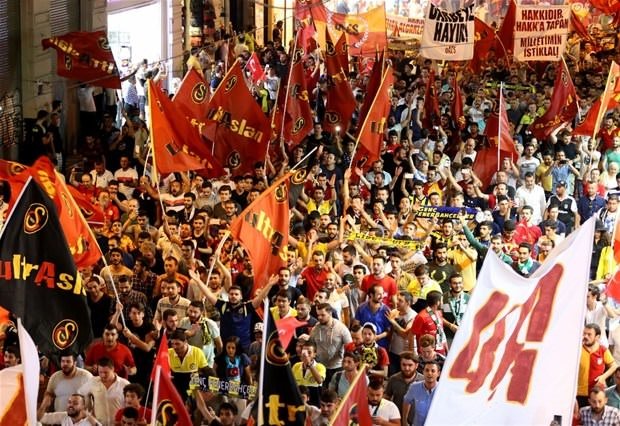 Taraftar grupları demokrasi yürüyüşünde