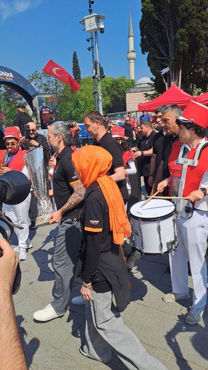 ilhan-mansiz-uefa-avrupa-ligi-kupasini-bando-takimi-esliginde-getirdi-1779176760499.jpeg