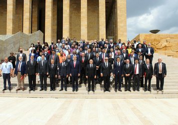 Galatasaray Başkanı Burak Elmas Anıtkabir'i ziyaret etti