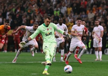 Muslera G.Saray taraftarını geçmişe götürdü!