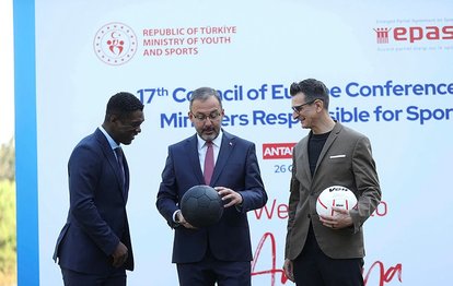 Gençlik ve Spor Bakanı Dr. Mehmet Muharrem Kasapoğlu Clarence Seedorf ile sohbet etti!