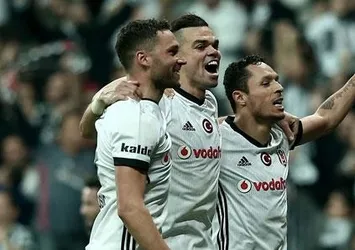 Kartal hem atıyor hem yemiyor