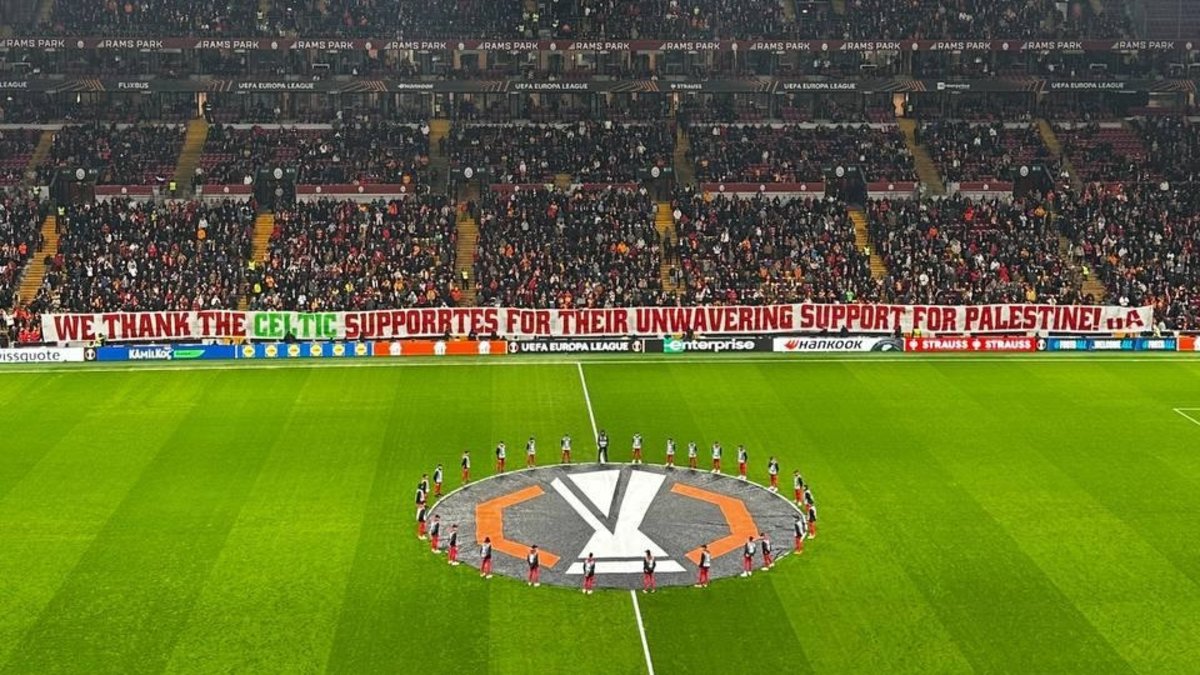 Galatasaray taraftarından Filistin'e destek! Galatasaray taraftarından Filistin'e destek!