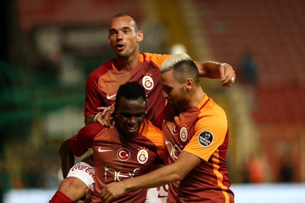 Sneijder Katar’a gidiyor!
