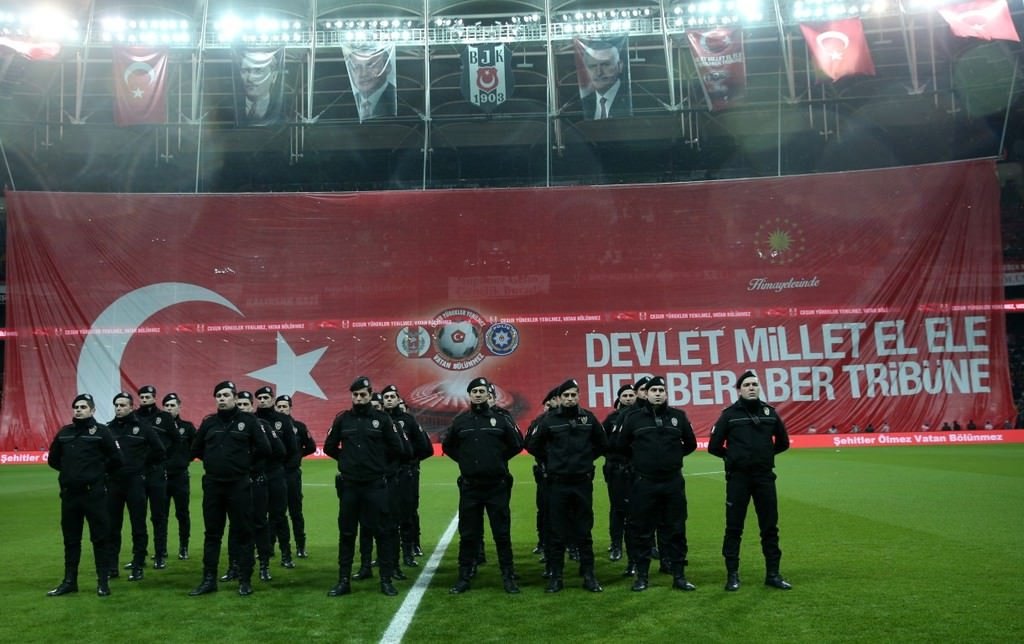 Yıldızlar teröre karşı sahaya indi