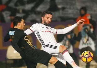 Gökhan Gönül sahalardan ne kadar uzak kalacak?