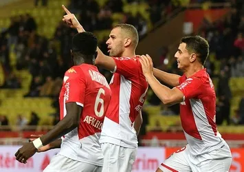Islam Slimani gollerine devam ediyor