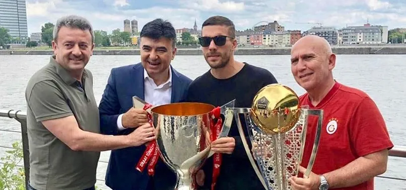 Podolski kupayı kaldırdı!