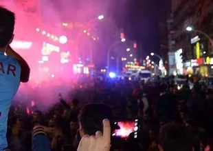 Galibiyet sevincini sokaklarda kutladılar