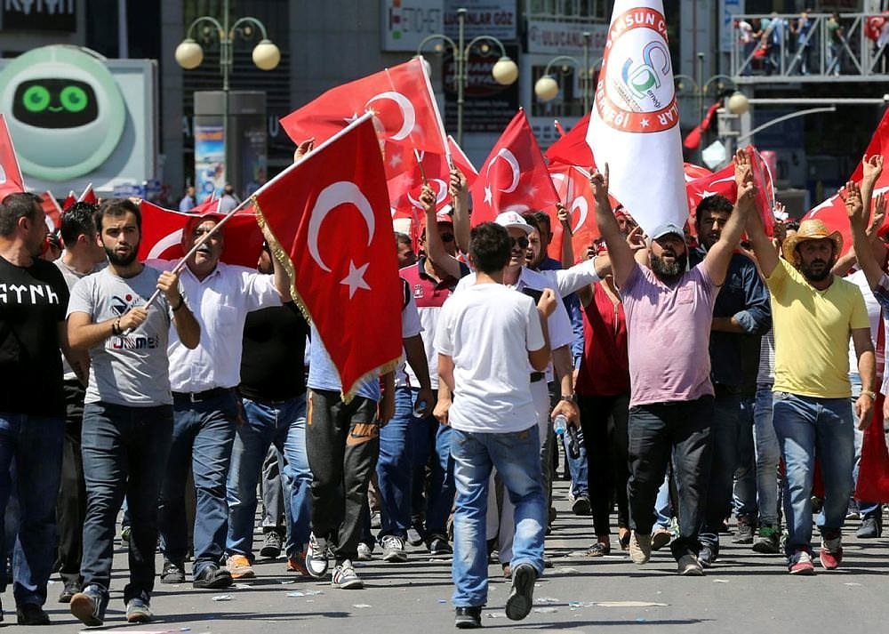 Halk demokrasi nöbetinde