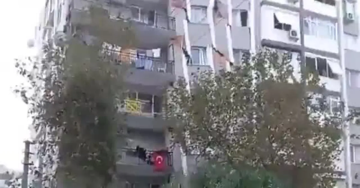İzmir'de bir binanın yıkılma anı kameralara böyle yansıdı