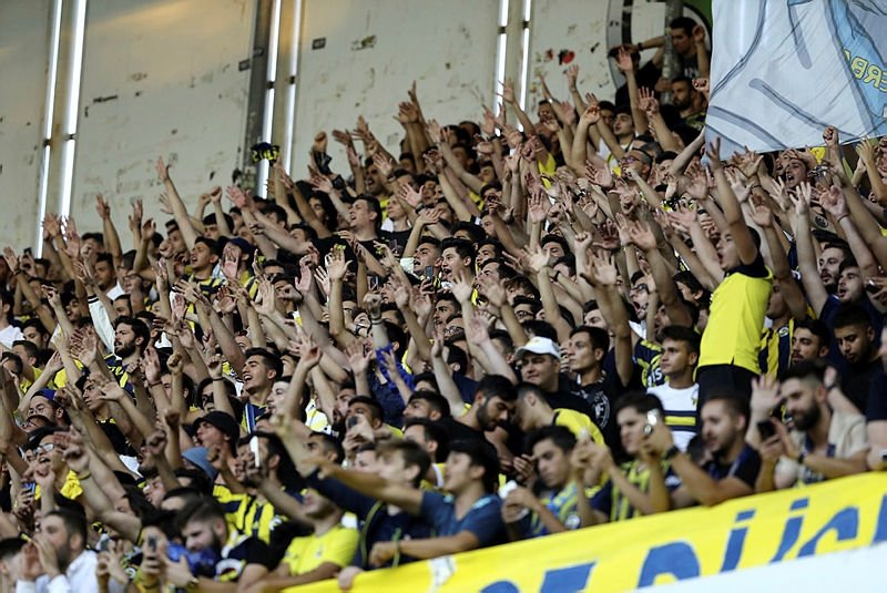 Fenerbahce Taraftarindan Iki Isme Protesto Aspor