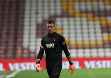 Muslera tarihe geçti