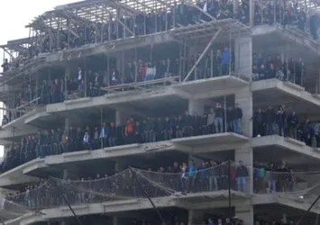 Taraftarlar maçı çatıdan izledi!