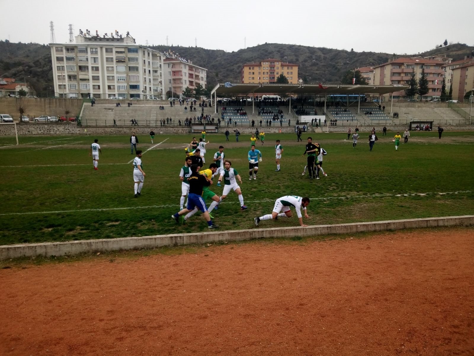 Futbolcular tekme tokat kavga etti!