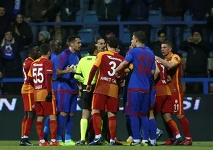 Cüneyt Çakır gol için Yasin Öztekin'e sordu