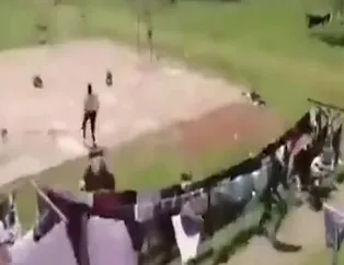 Maç yapan çocuklara maymunlar saldırdı!
