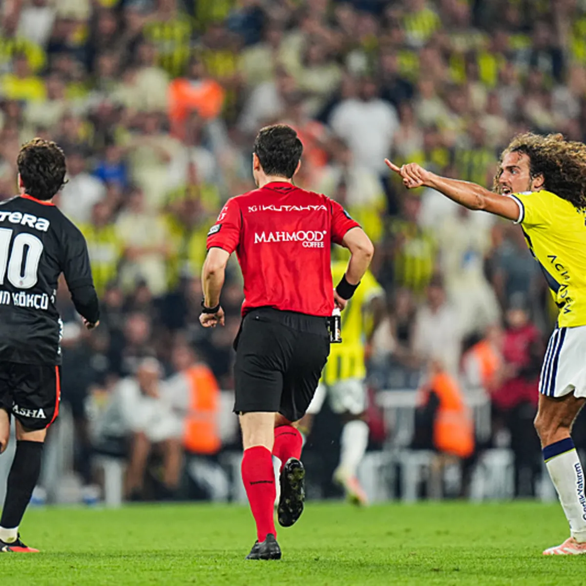 Ahmet Çakar Fenerbahçe-Beşiktaş derbisinin tartışmalı pozisyonlarını değerlendirdi