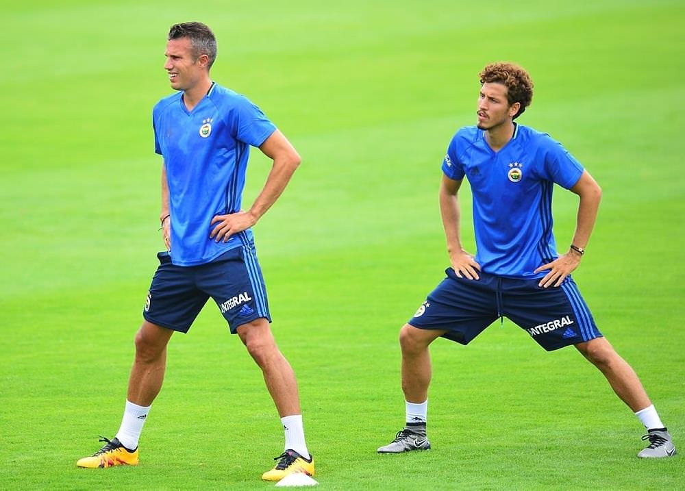 Robin van Persie’nin takibi ortalığı karıştırdı!