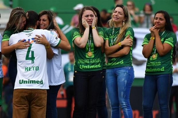 Chapecoense gözyaşlarıyla sahada
